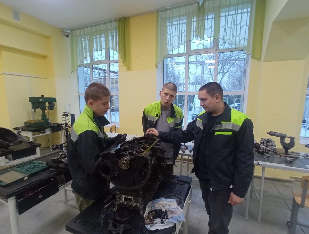 Продолжаем знакомство с профессиями: слесарь по ремонту автомобилей