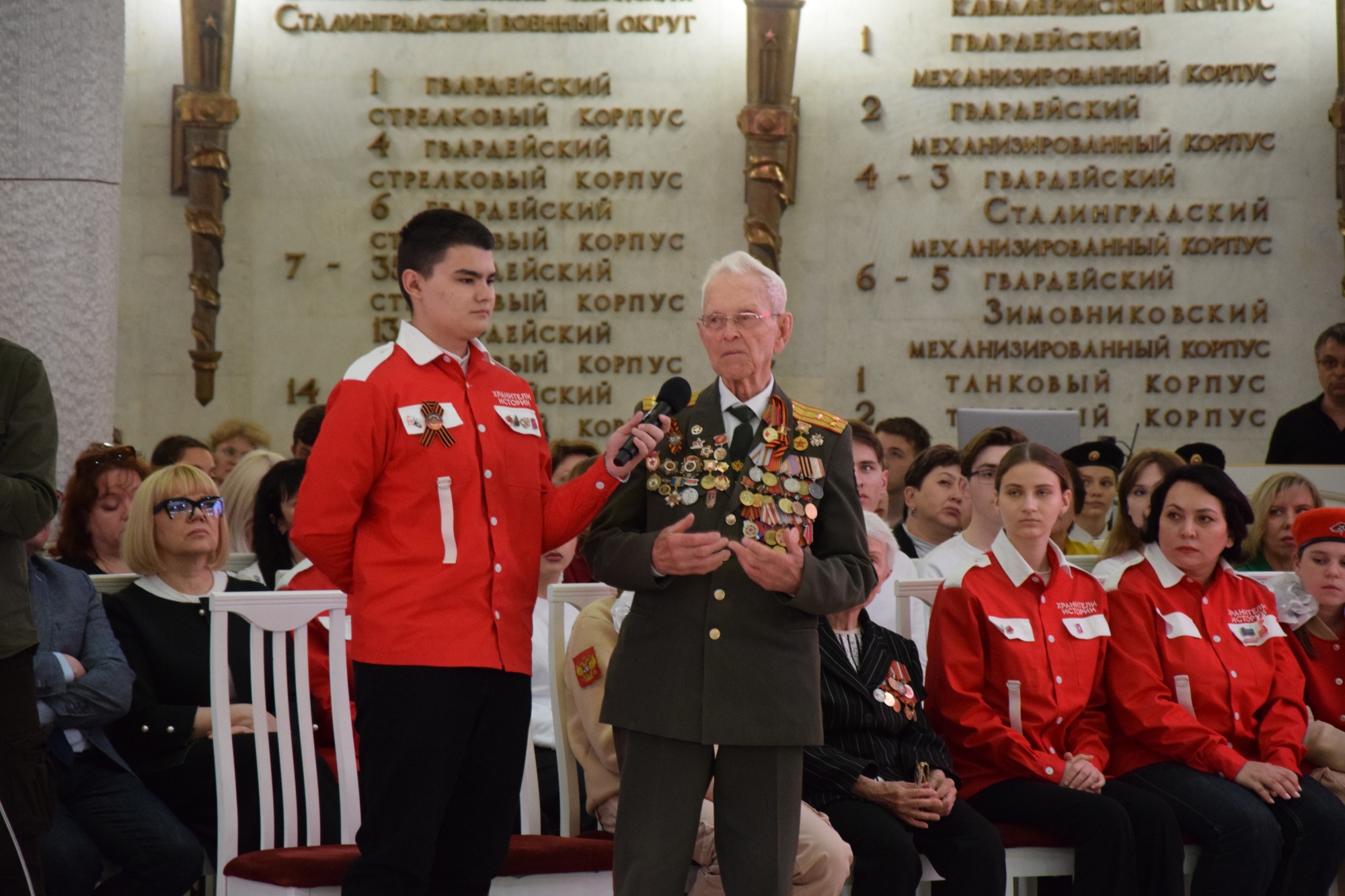 ef0842f3f2e0419de784_2000x