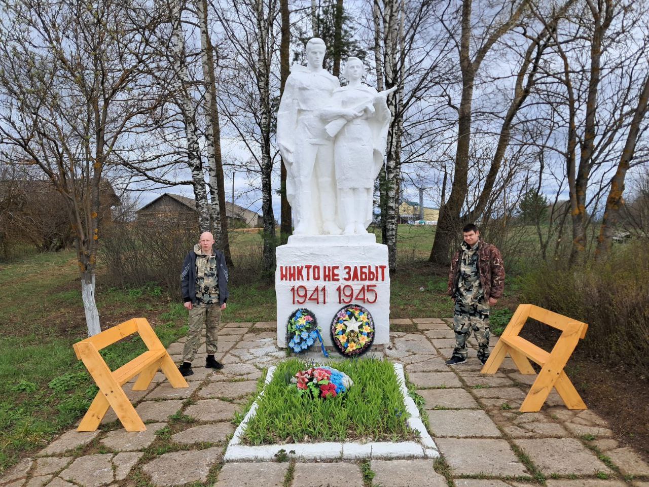 Воспитанники изготовили и установили скамейки у памятников погибшим воинам