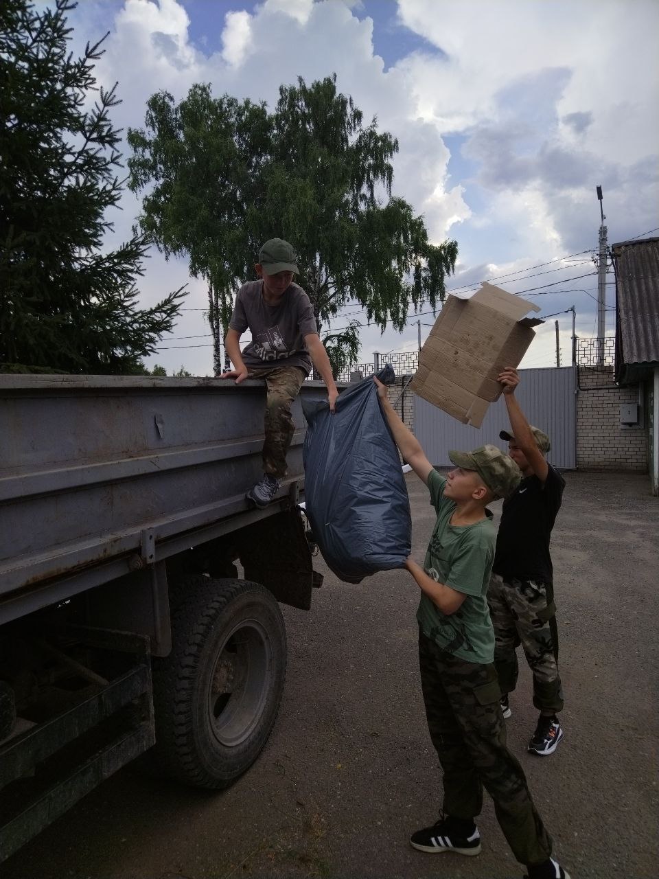 «Мусор нам совсем не друг!»
