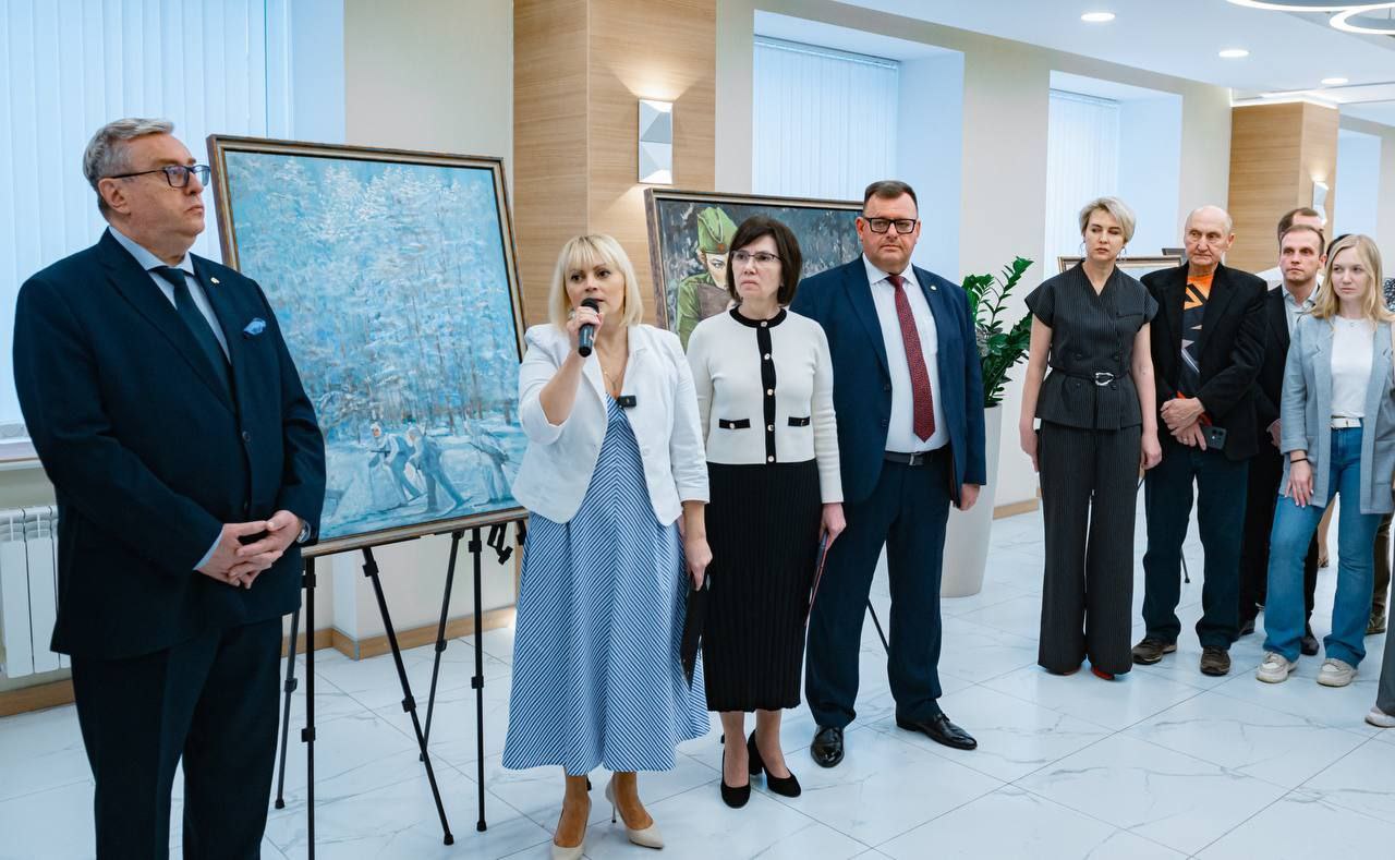 В Минпросвещения России открылась выставка «Память поколений: молодые художники – о войне и мире»
