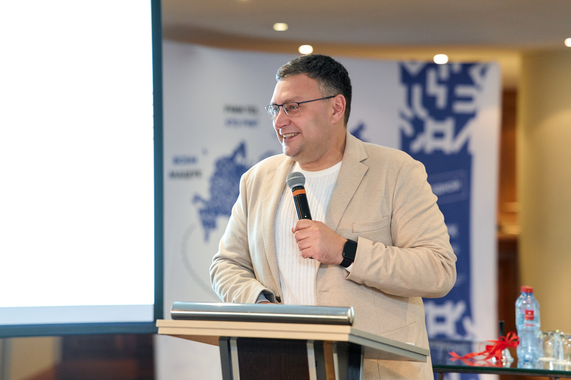 2e072a51829f5c75afab_2000x