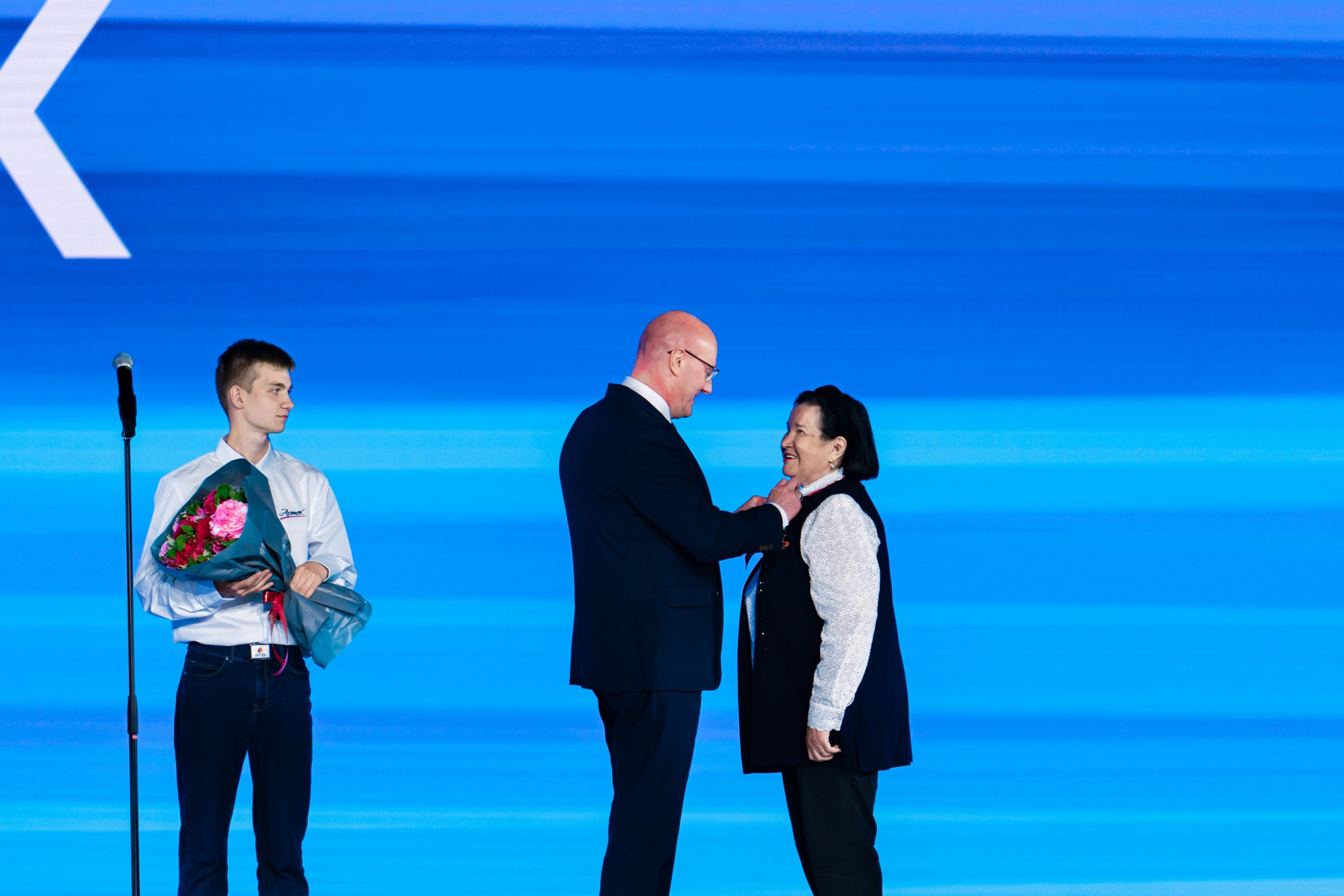 f6d7802660dbd646f174_2000x