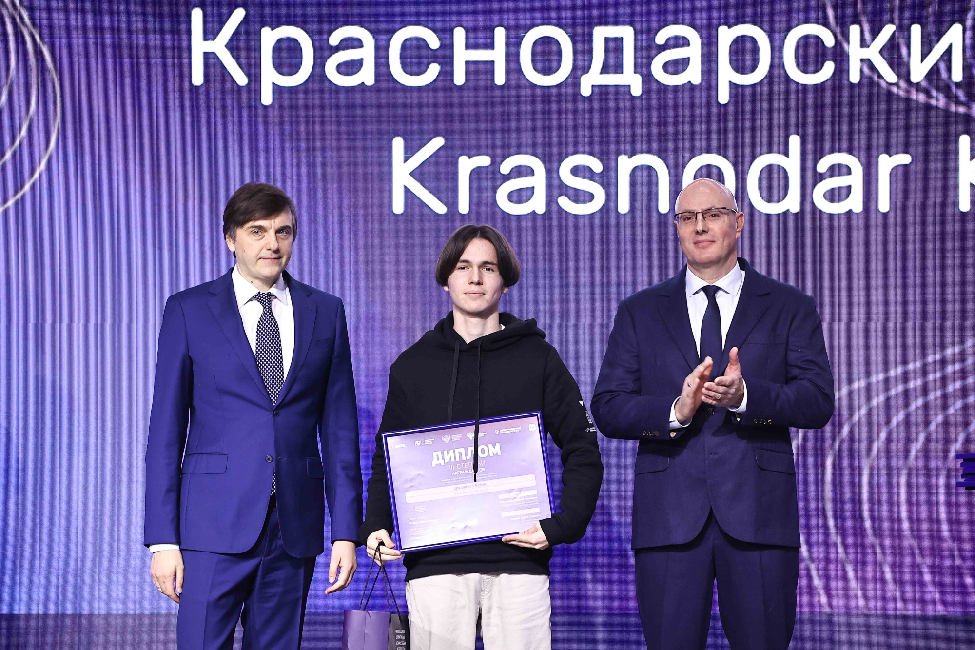 03b0f21c3cc962926de7_2000x