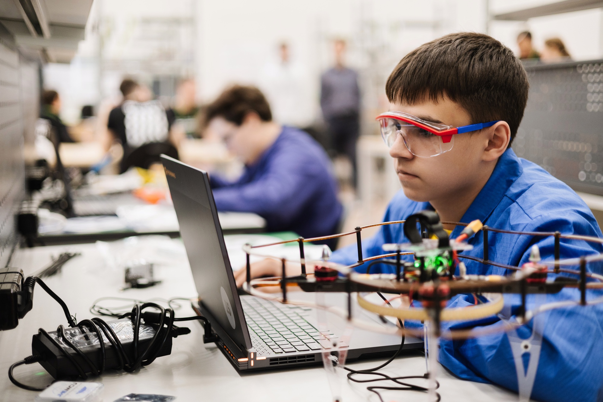 Определены 400 финалистов первой Открытой всероссийской технологической олимпиады по робототехнике «От кода к взлету»