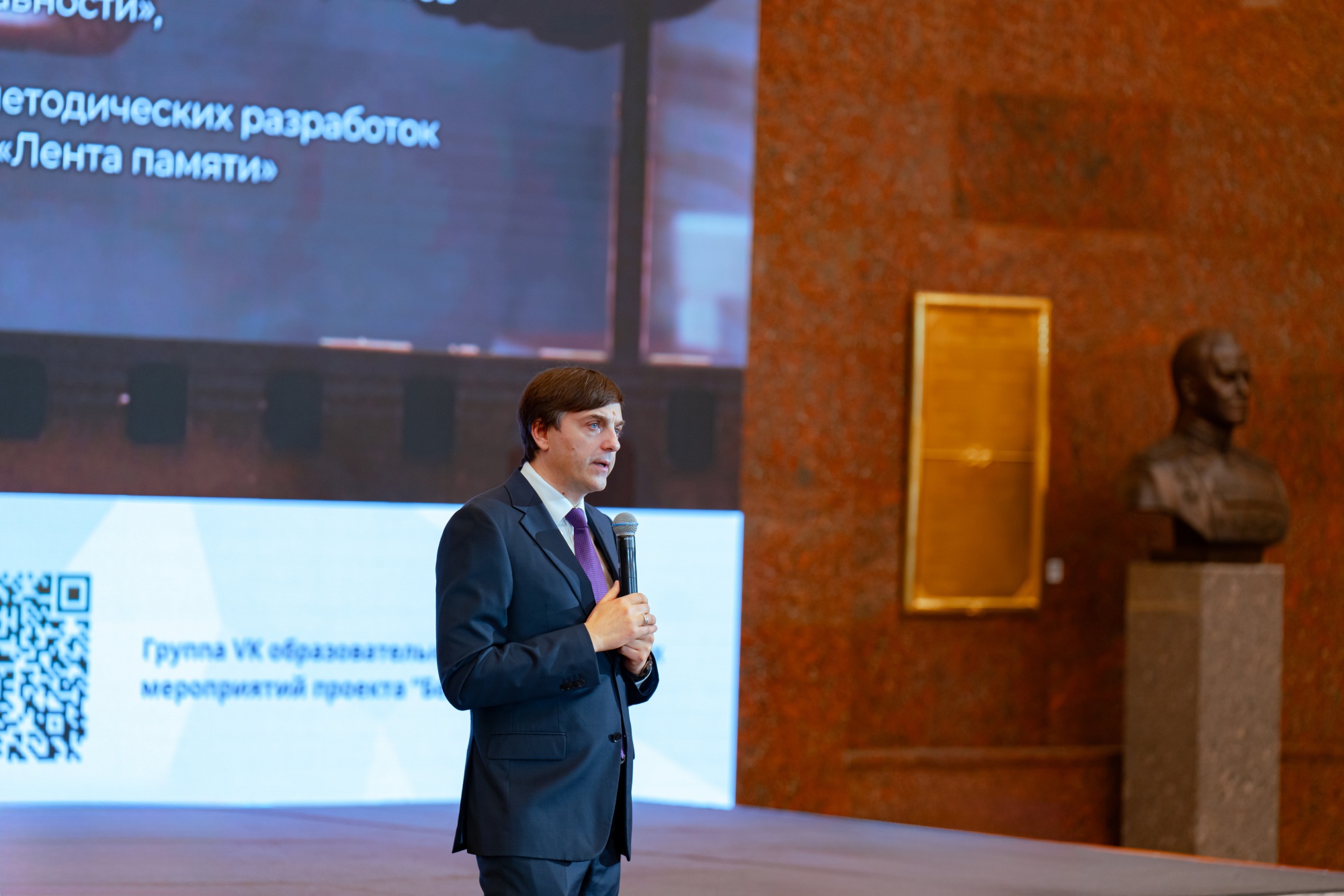 def8847cd1785a00d8f2_2000x