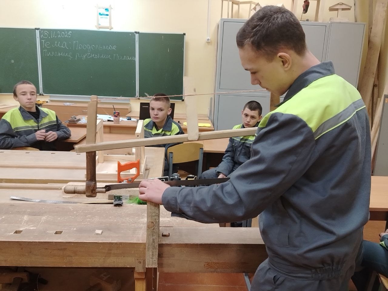Освоение азов мастерства: будущие столяры оттачивают технику пиления
