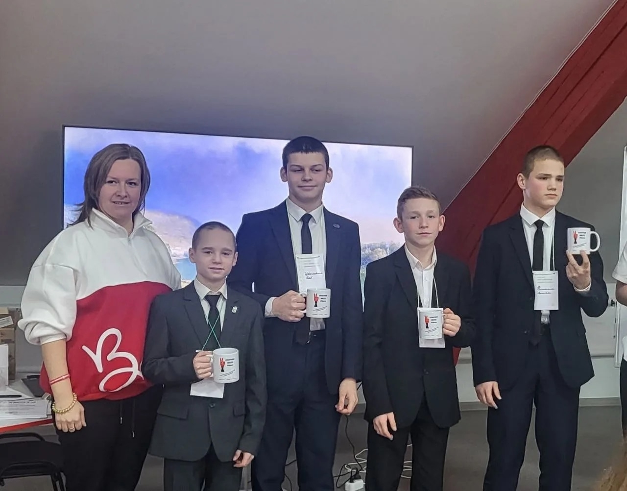 Волонтёры отряда «СВОИ» победили на районном слёте добровольцев!