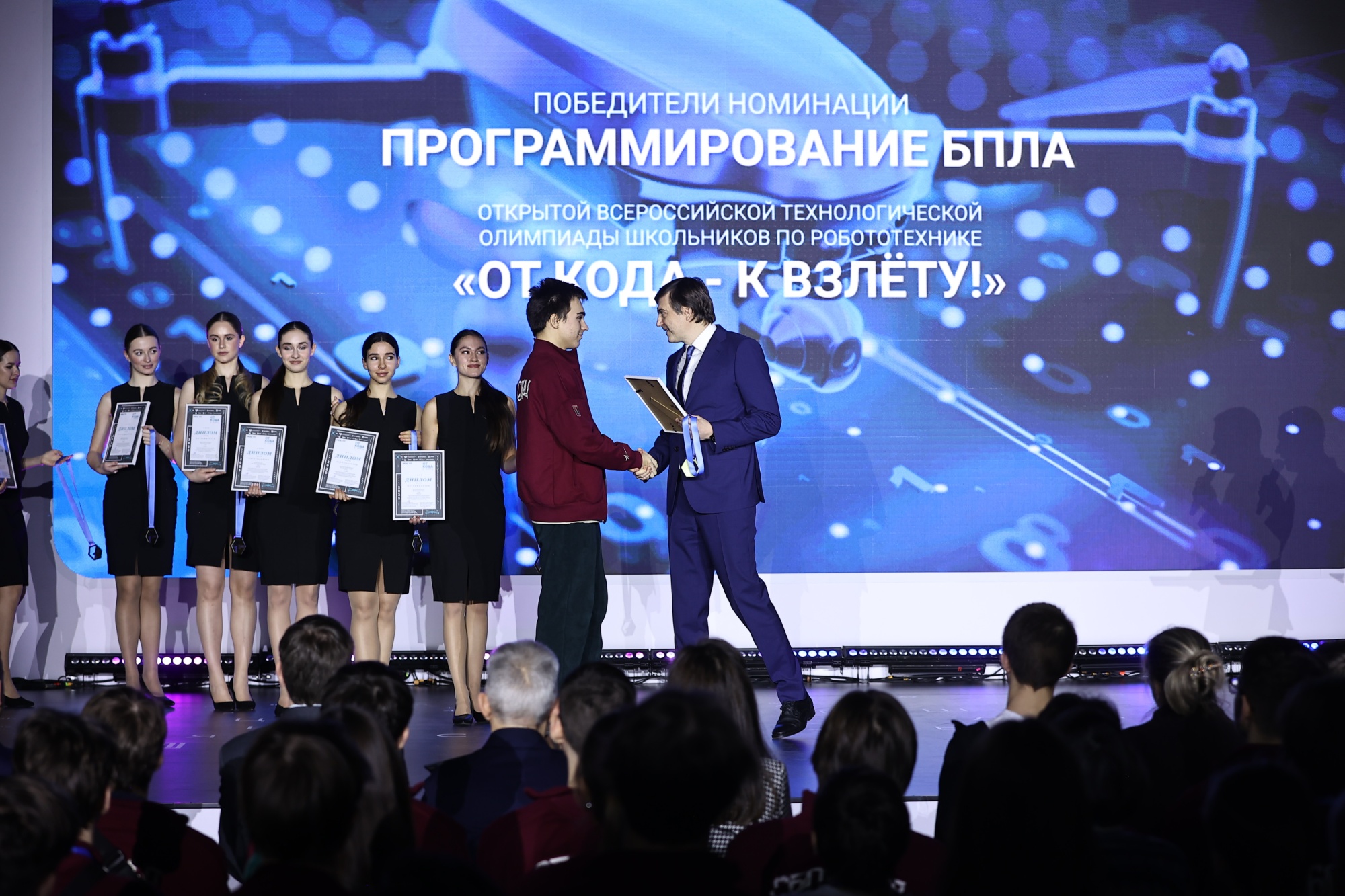 8033a7b2d8e6a06f18fb_2000x