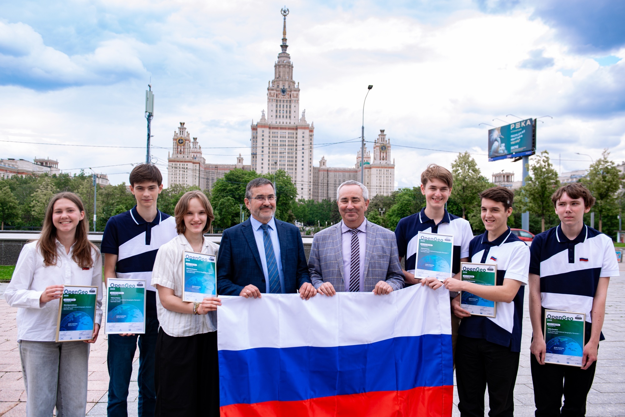 810f57fbdda5bb768a25_2000x