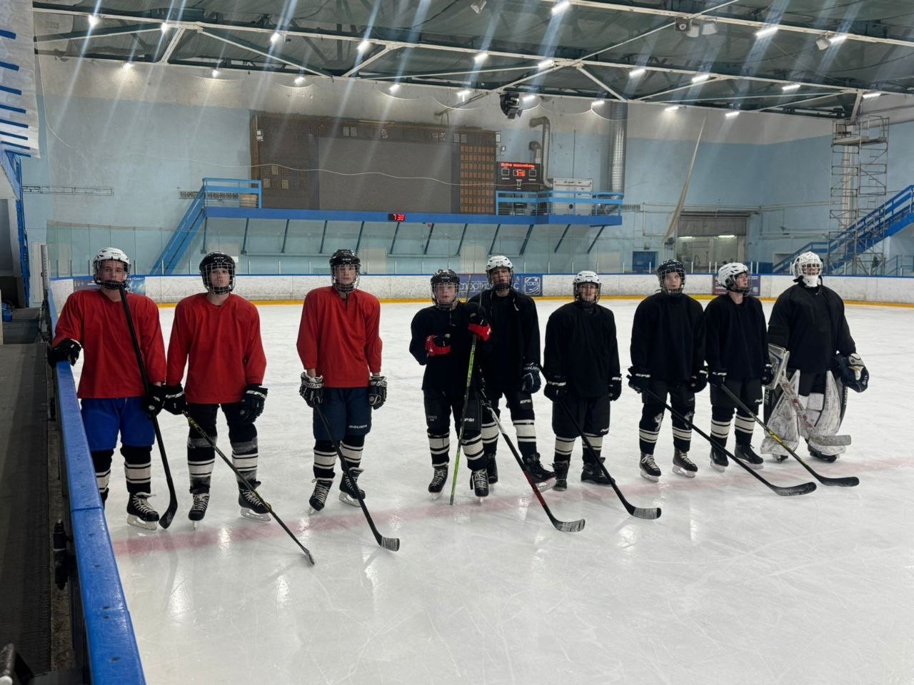 Хоккейная команда вышла на лёд для усиленных тренировок