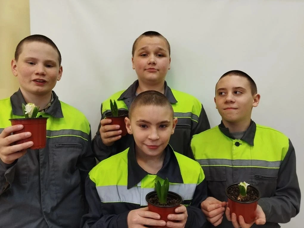 8 Марта цветов много не бывает!