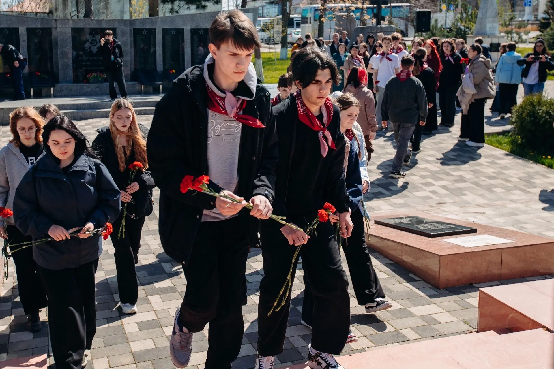 Участники смены «Просветительский проект «Без срока давности» в ВДЦ «Смена» почтили память жертв геноцида советского народа