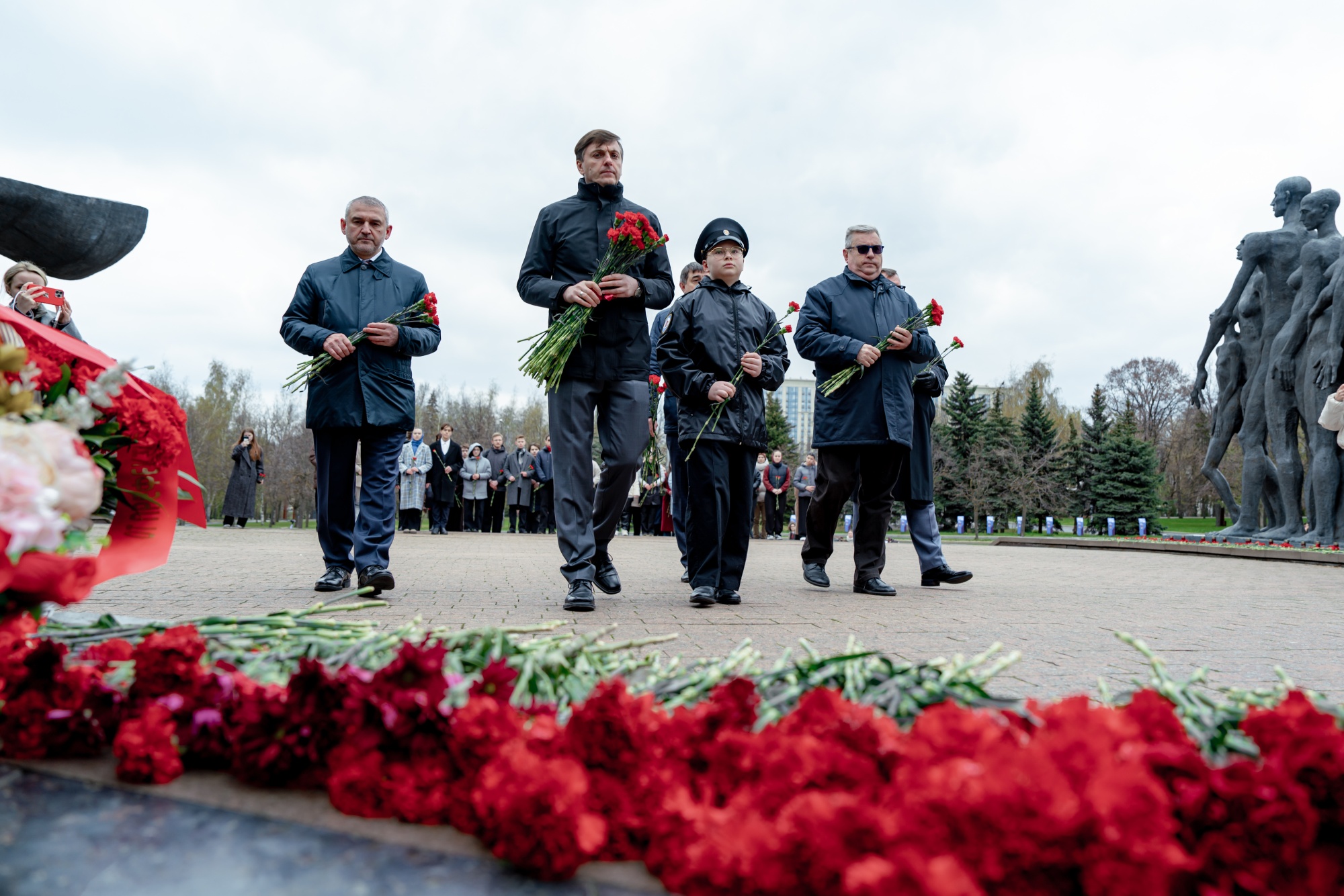 Сергей Кравцов возложил цветы к мемориалу «Трагедия народов» в Москве в День памяти жертв геноцида советского народа