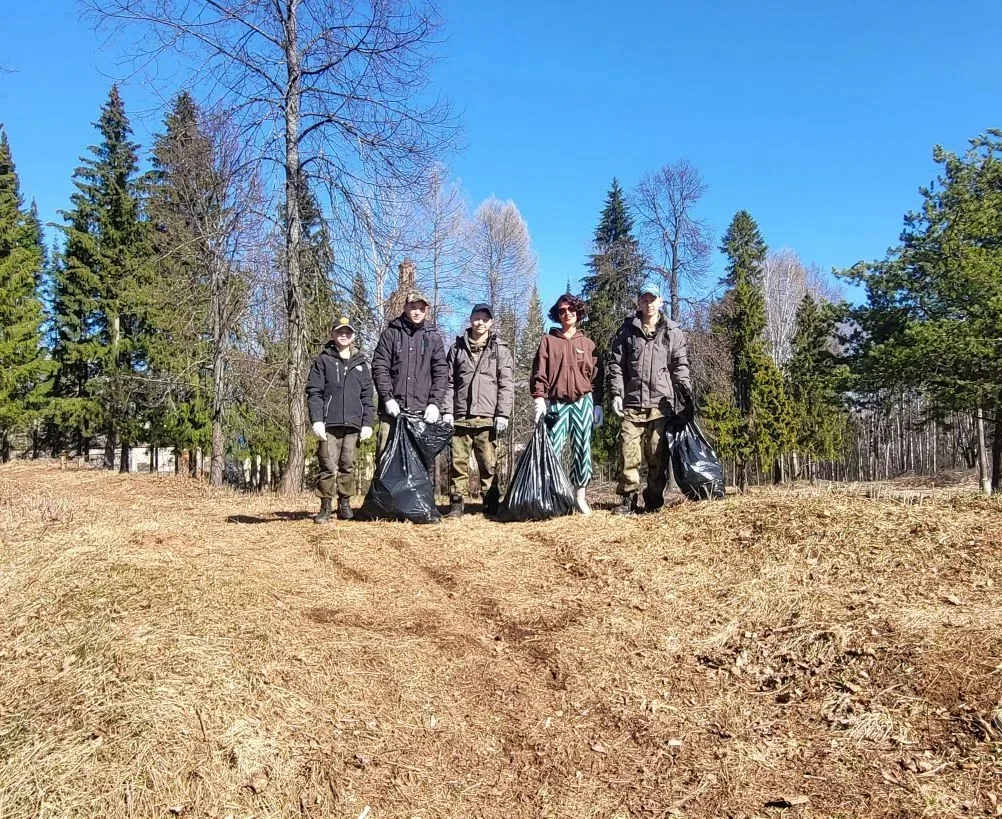 Весенний экодесант «СВОИх»: чистота берега Вятки — общее дело