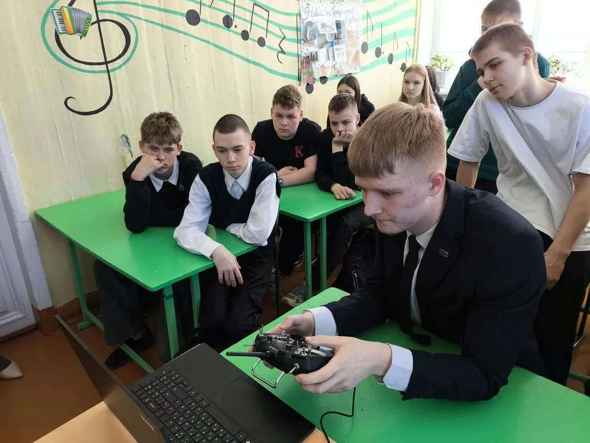 Профориентация от практиков: будущие операторы БПЛА учат школьников управлять дронами