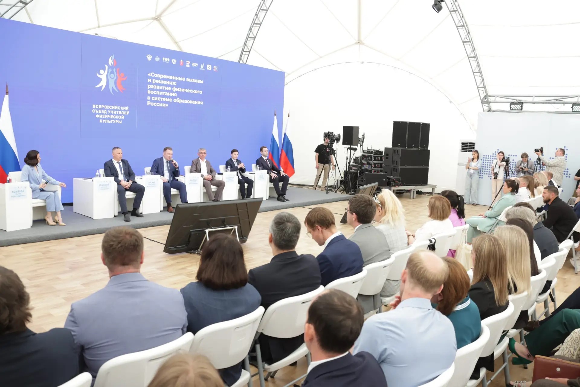 Александр Бугаев: «В 2026 году планируем капитально обновить спортзалы более чем в 650 школах»