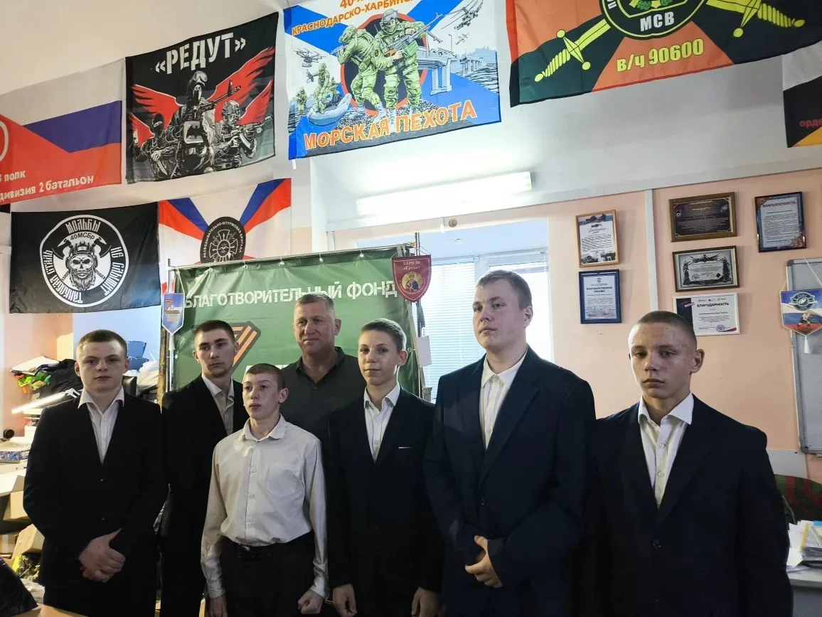 Воспитанники Орловского СУВУ передали 100 футболок бойцам