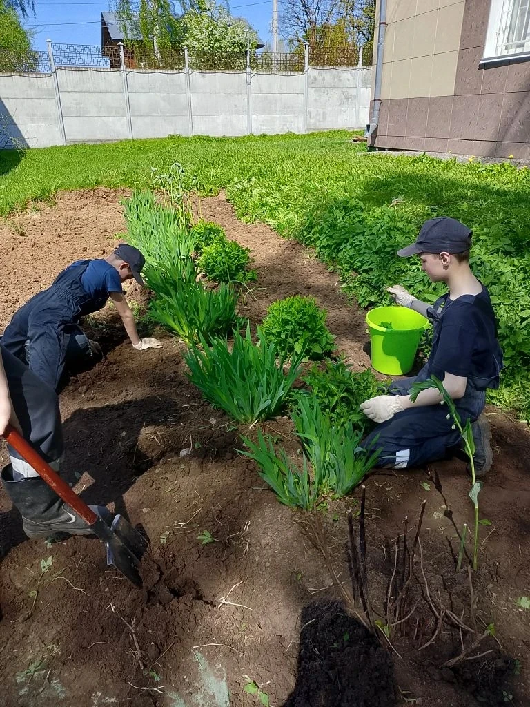 Будущие садовники приступили к подготовке клумб