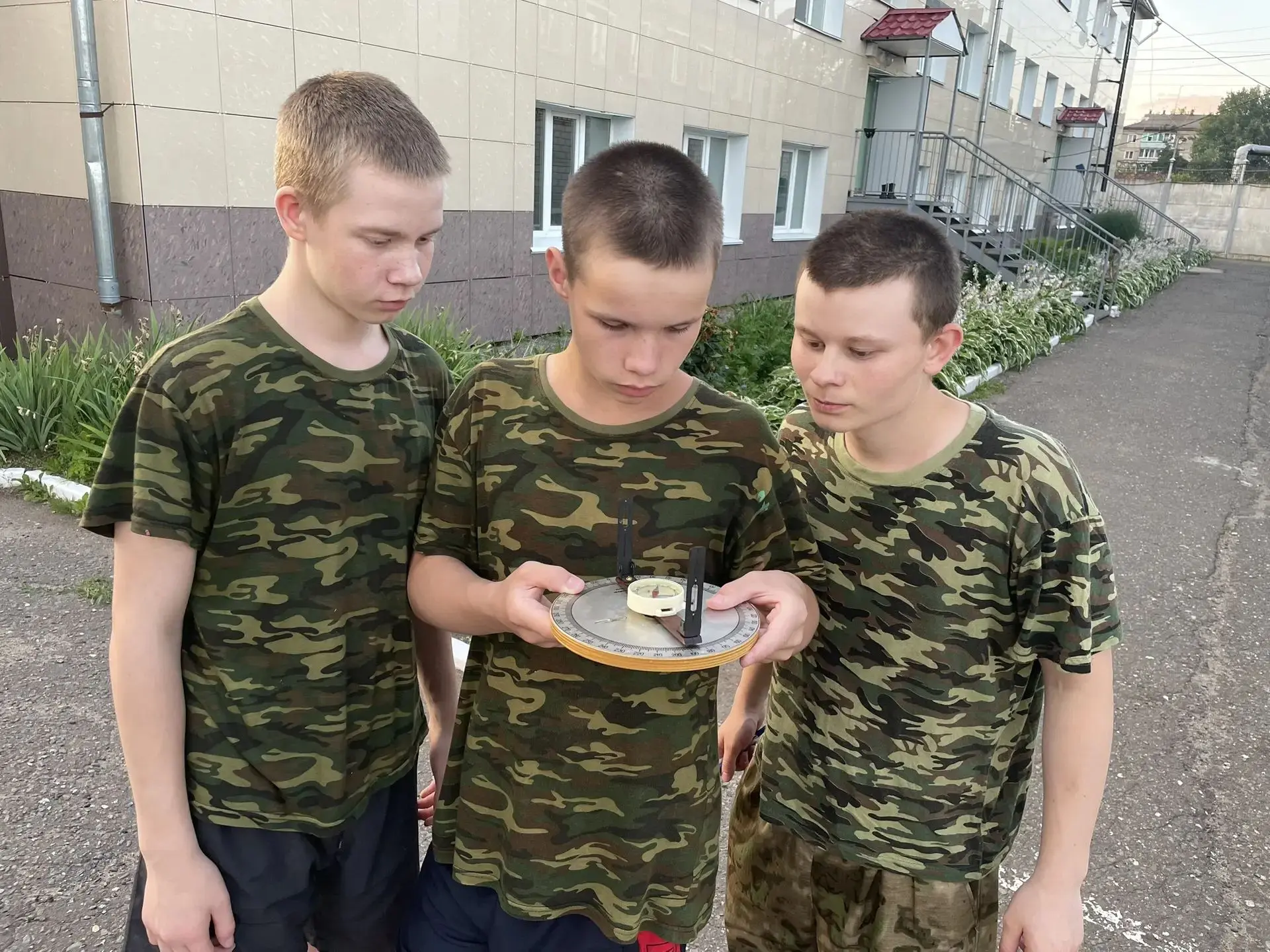 Азимут на победу: очередной этап соревнований  «По армейским нормативам» в разгаре
