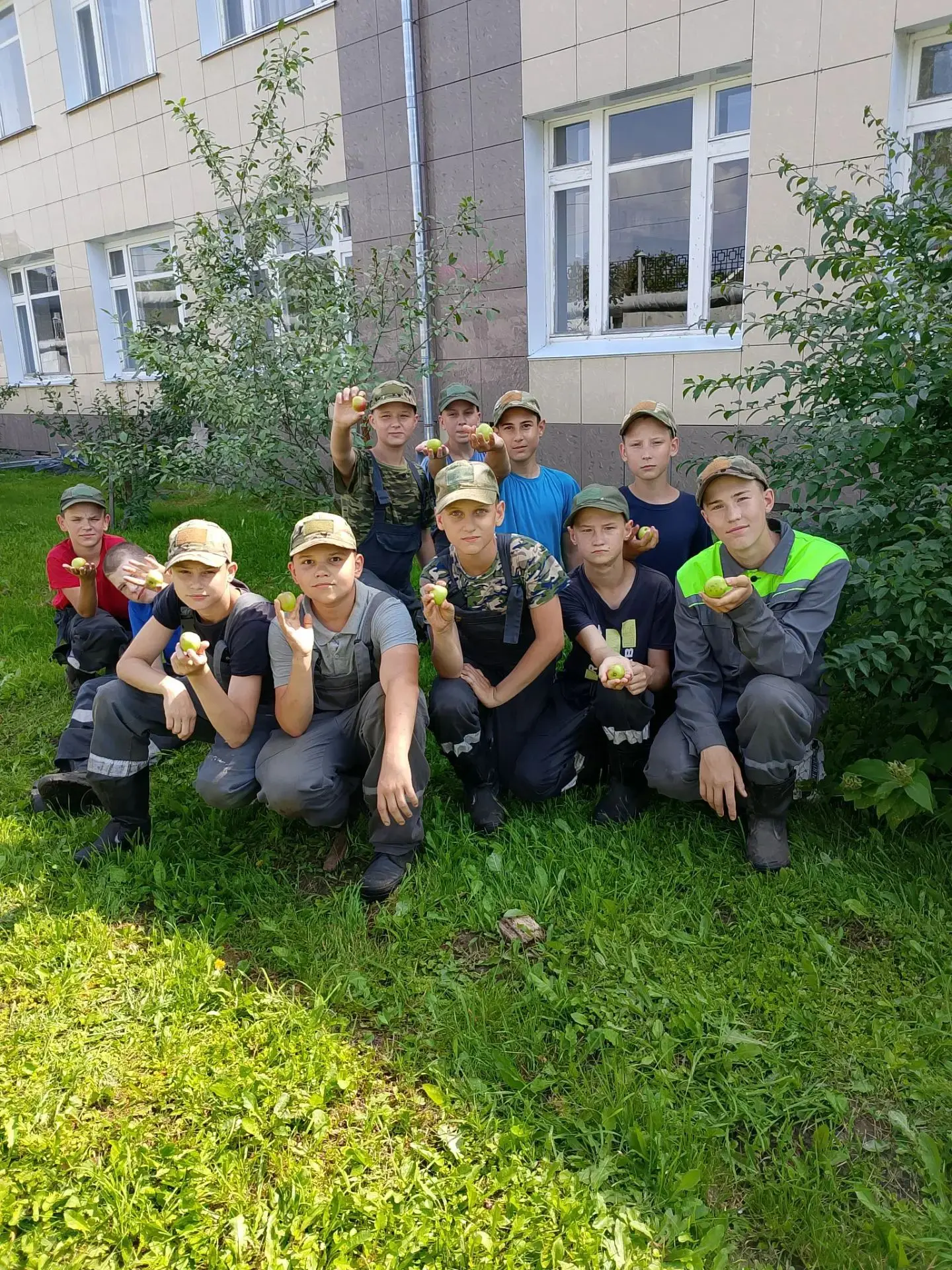 Трудовая неделя в учебном хозяйстве: борьба с вредителями, проверка и сладкий урожай!