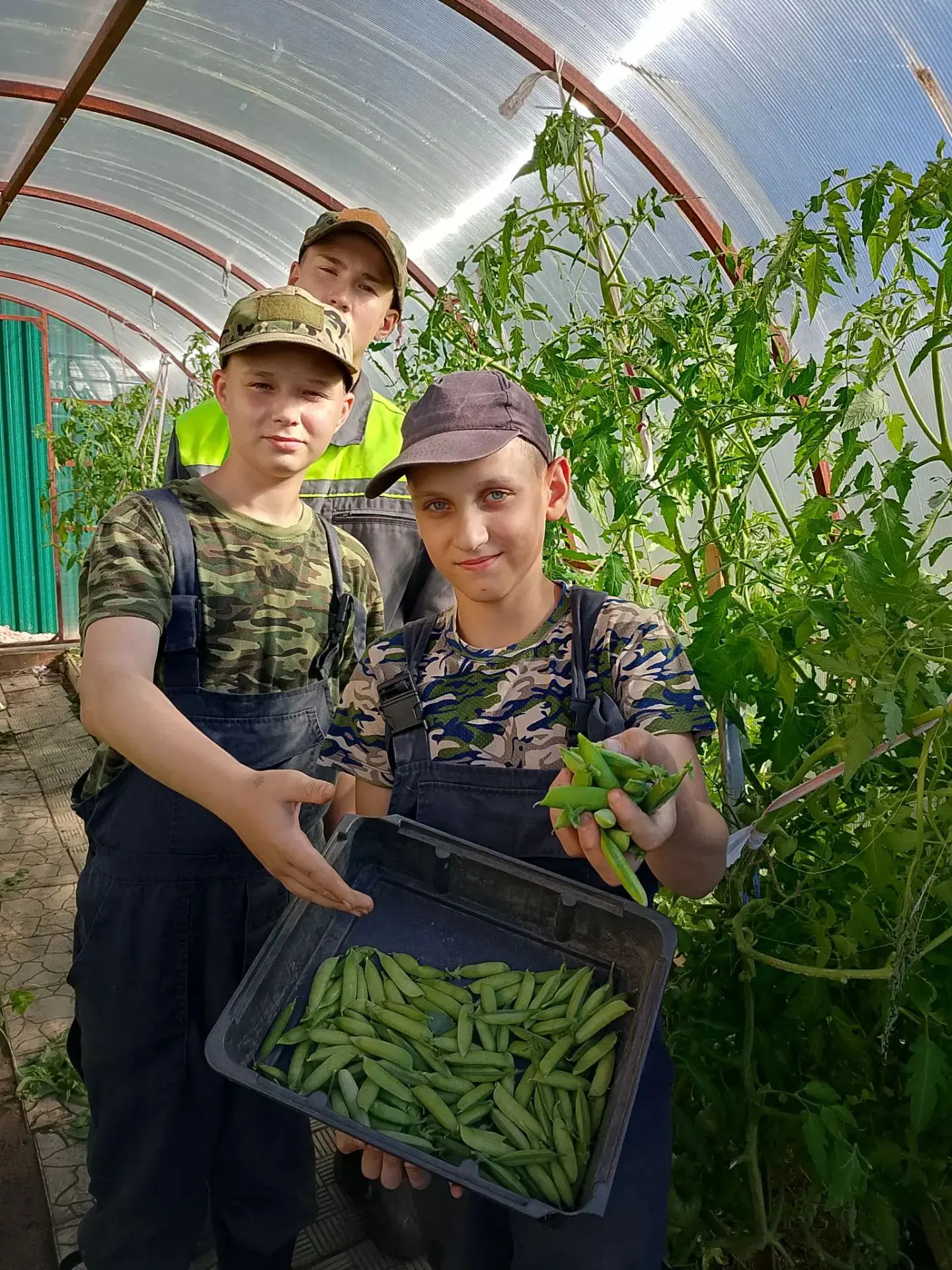 Рабочая неделя бригады №2: борьба с сорняками, забота и первые победы!