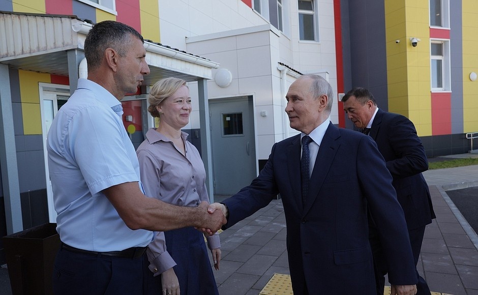 Владимир Путин посетил школу имени Героя России Э.Д. Норполова в Курильске