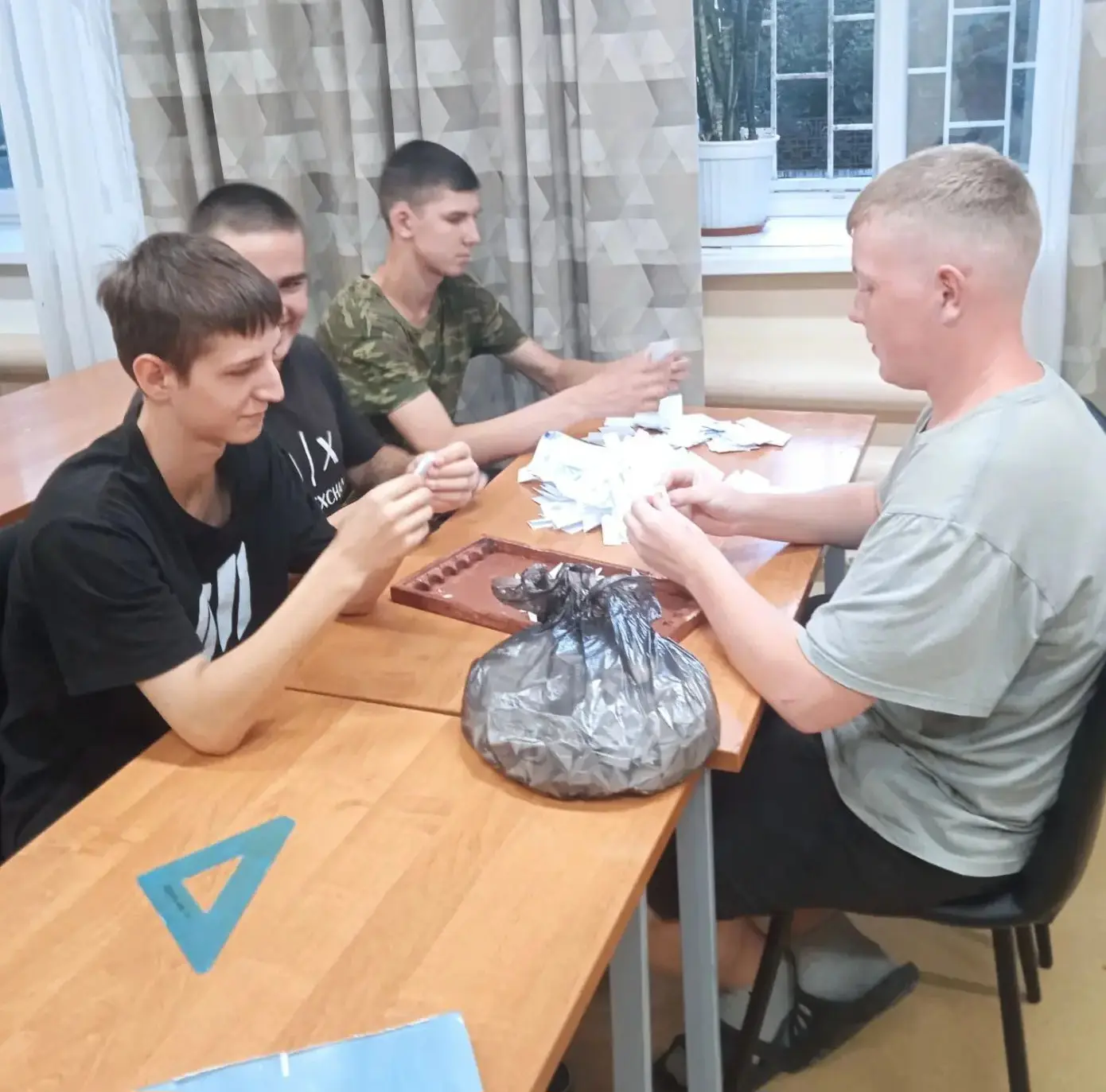 Творчество с пользой: ребята 4 группы создают павлина в технике модульного оригами