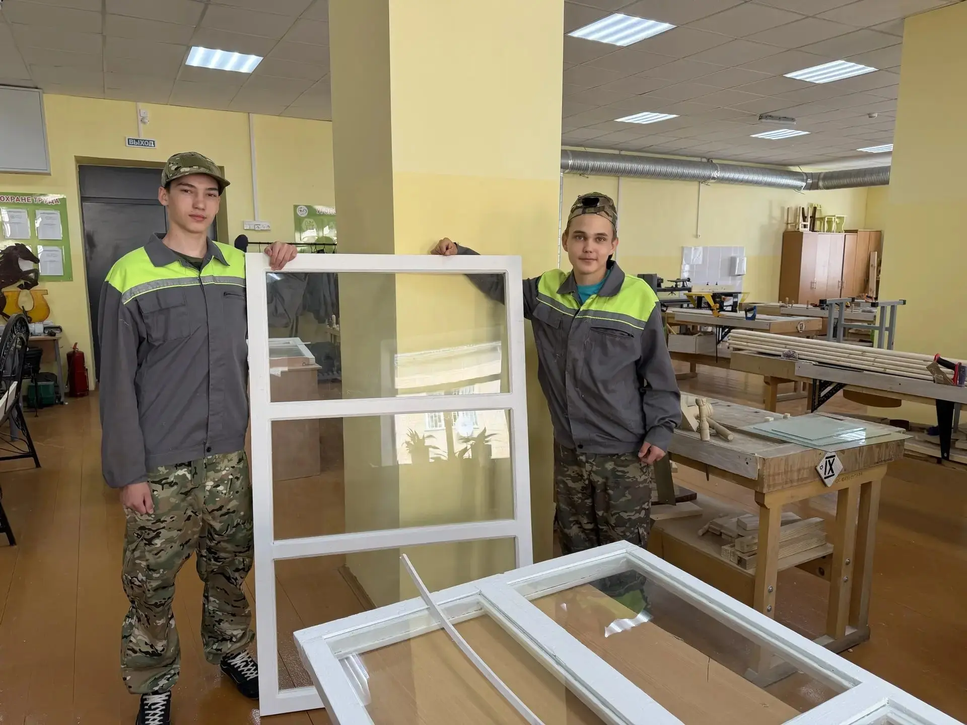 Доброе дело руками юных мастеров: обучающиеся столярной группы изготовили окна для участника СВО