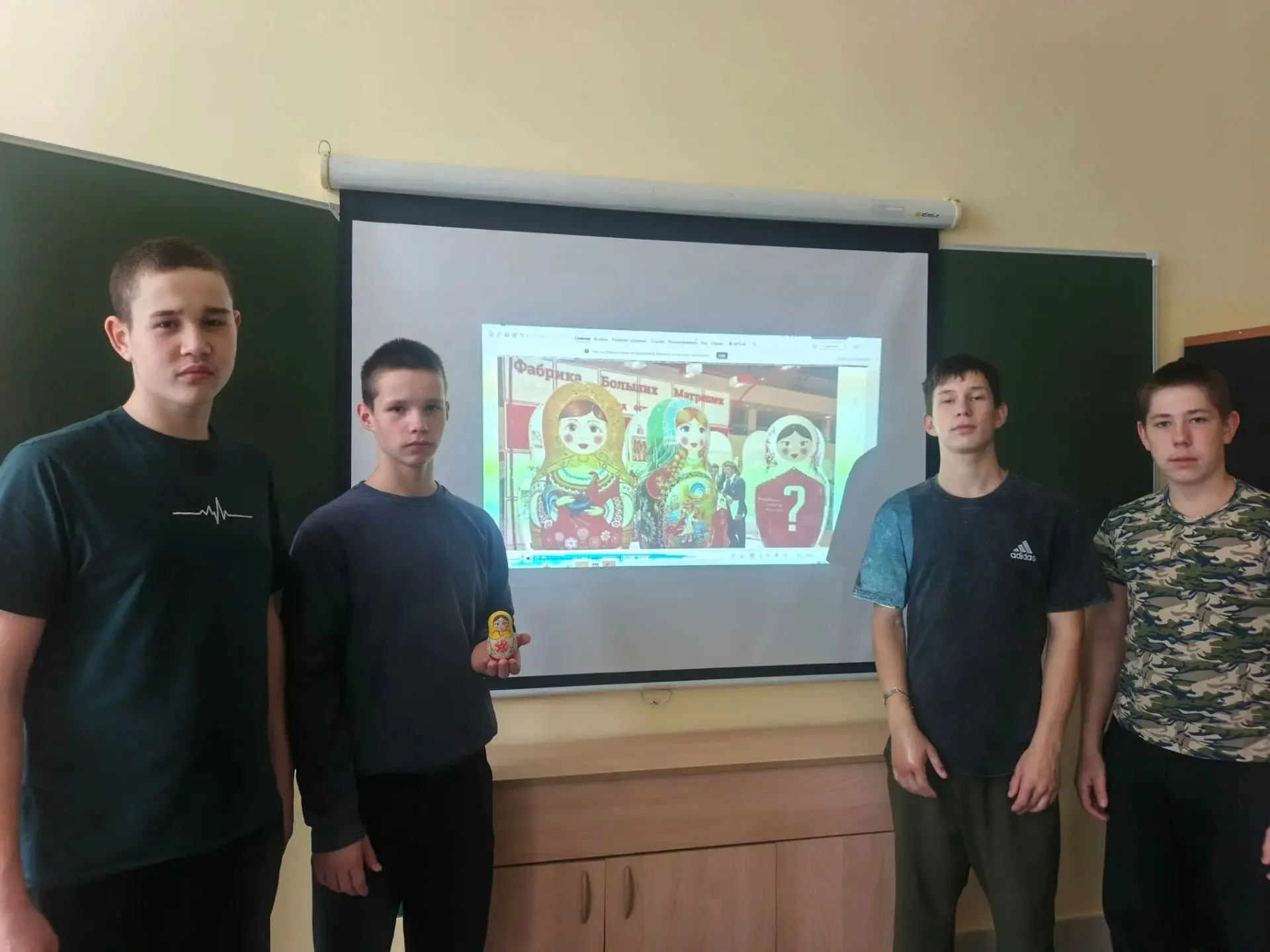 От маленькой игрушки до гигантского чуда: штукатуры Орловского СУВУ узнали секреты кировских матрёшек
