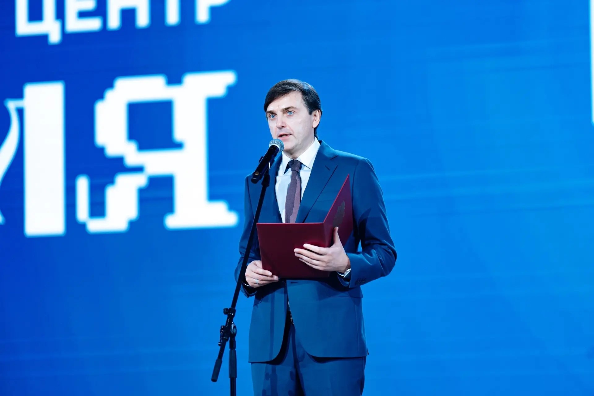 Сергей Кравцов вручил награды руководителям колледжей в День СПО