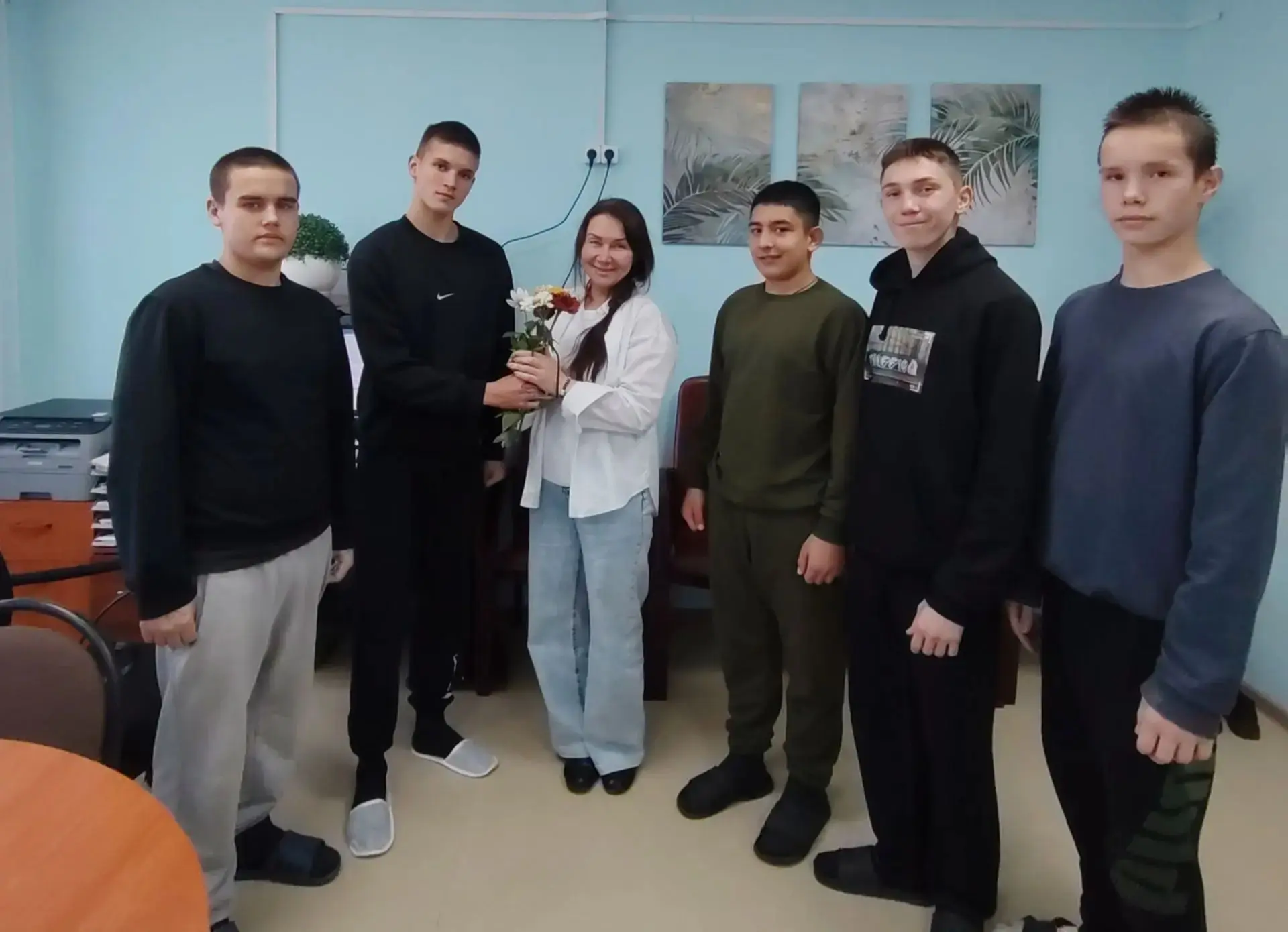 Цветы, улыбки и слова благодарности: как ребята поздравили социального педагога