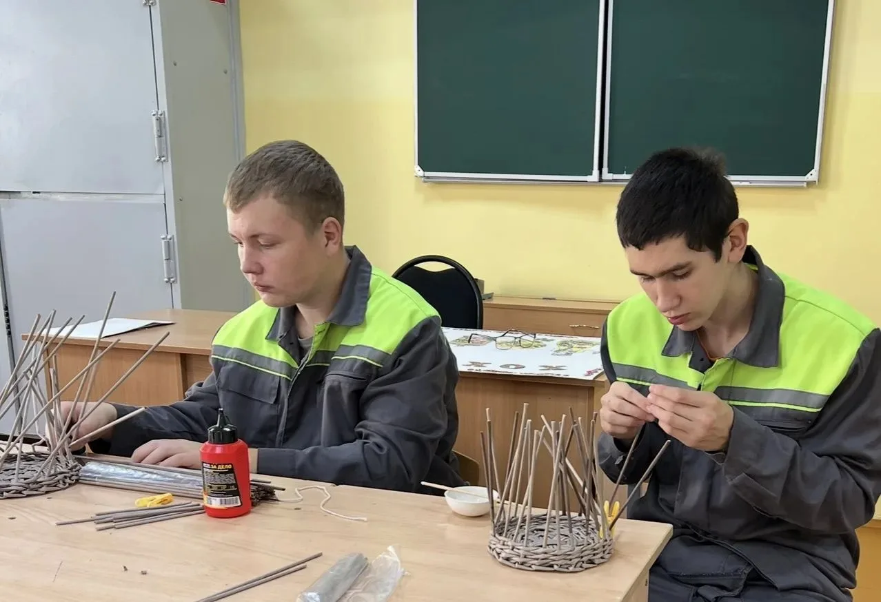Техническое творчество в деле: юные мастера плетут корзины из бумажной лозы!
