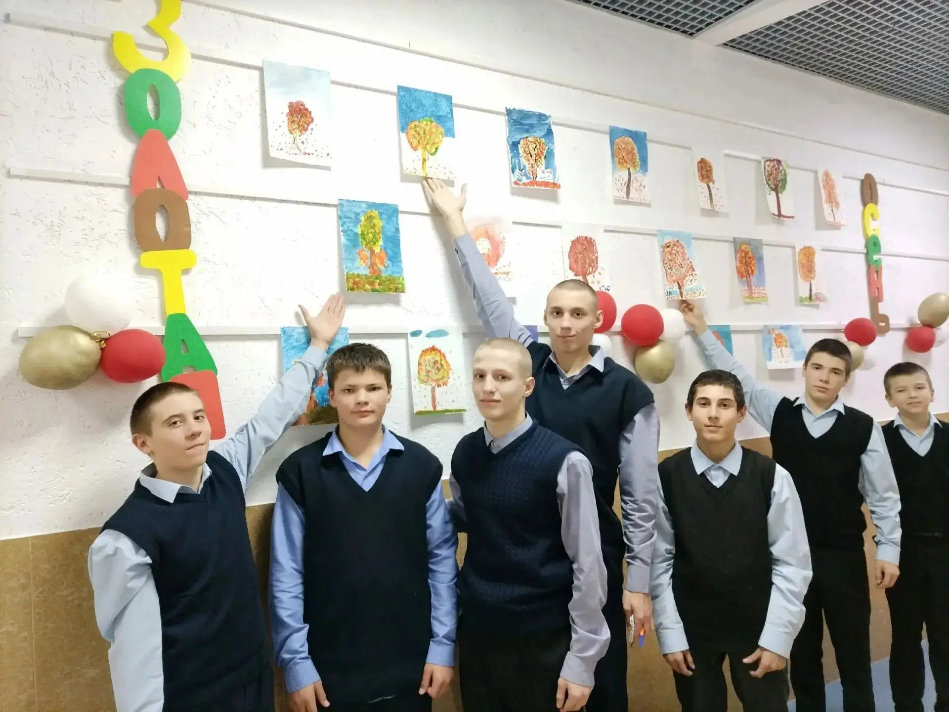 Осенняя палитра: школьные коридоры расцвели золотом и багрянцем